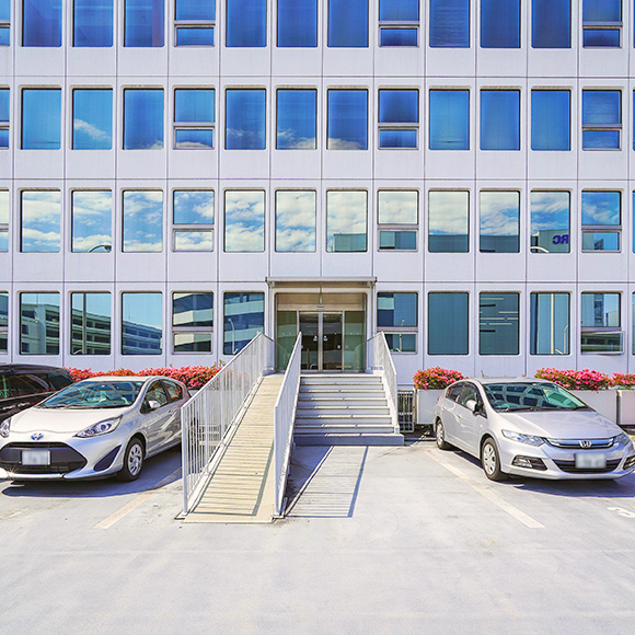 構内に豊富な駐車場を用意